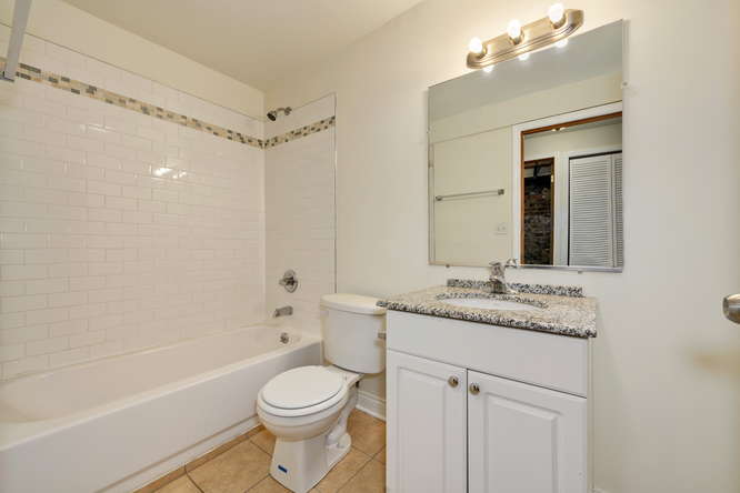 264 N Sacramento Blvd Chicago bathroom 2 unit 1