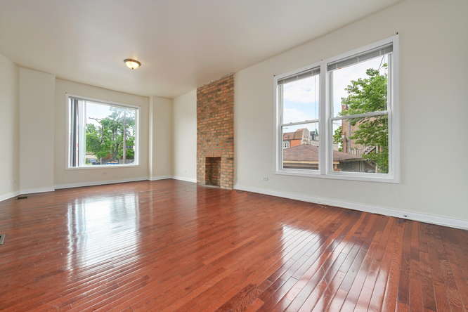 264 N Sacramento Blvd Chicago living room unit 1