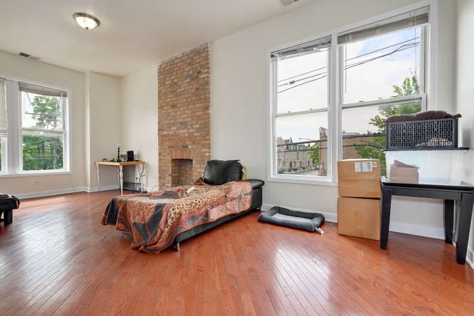 264 N Sacramento Blvd Chicago living room unit 2