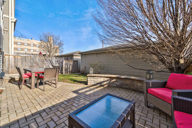 2435 W Grace patio