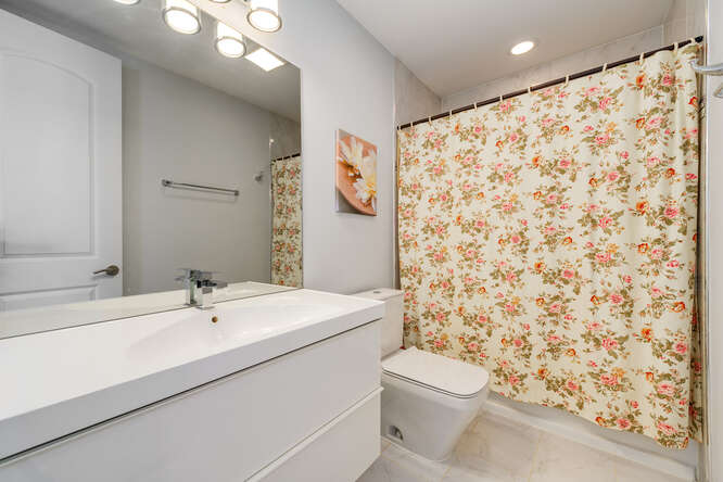 3130 N Sawyer bathroom