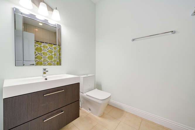 3130 N Sawyer bathroom