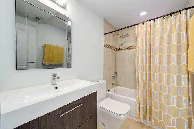 3130 N Sawyer bathroom